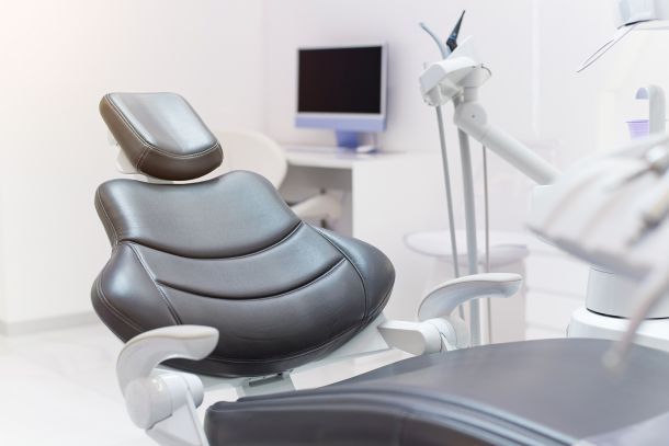 стоматологическое кресло для комфортного лечения кариеса