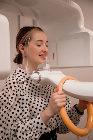 пациент проходит томографию зубов перед лечением пульпита