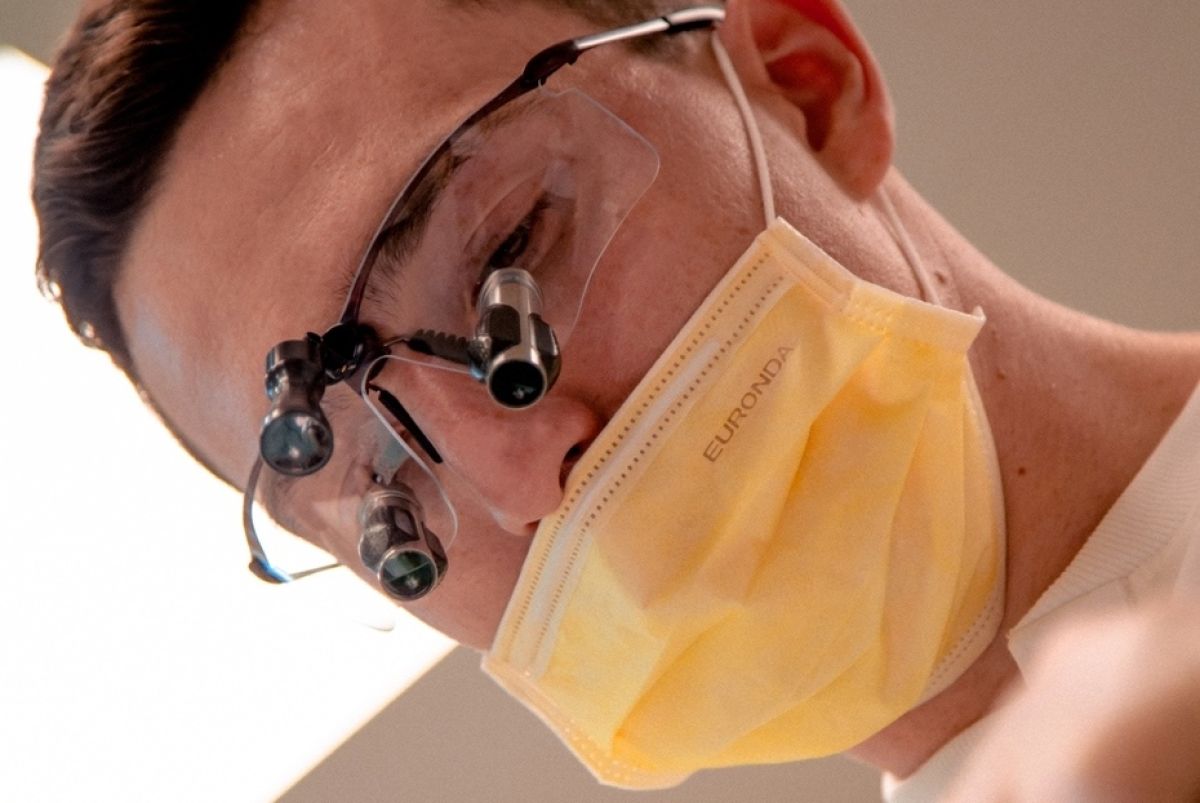 хирург имплантолог проводит имплантацию зубов в Хабаровске