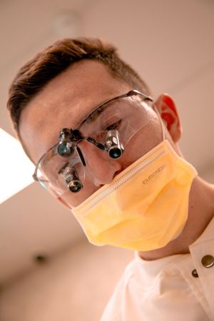 стоматолог-хирург проводит операцию по увеличению объема кости и синус лифтингу в Хабаровске
